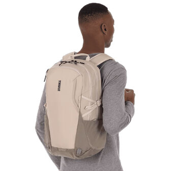 autovoordeelwinkel-Thule-Enroute-23-liter-Pelican-Vetiver-3204843-dragend