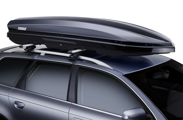 Thule Dynamic M 800 Black Glossy op auto