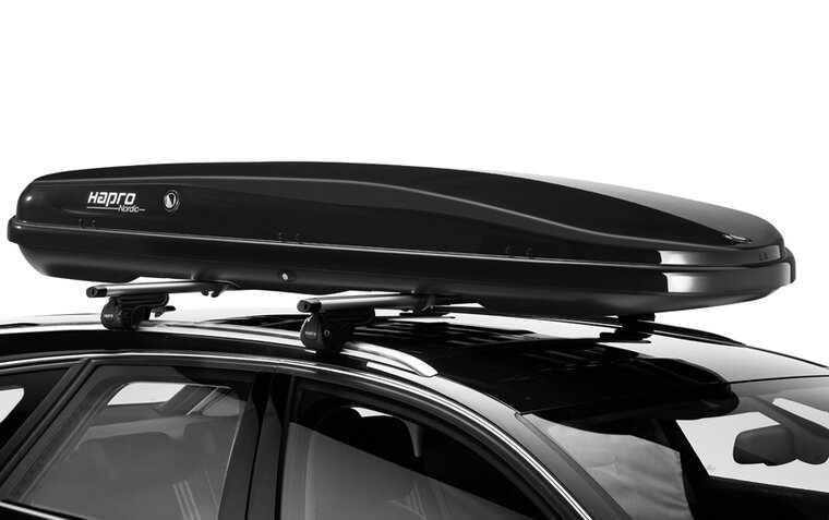 Hapro Nordic 10.8 Brilliant Black dakkoffer op auto zijkant