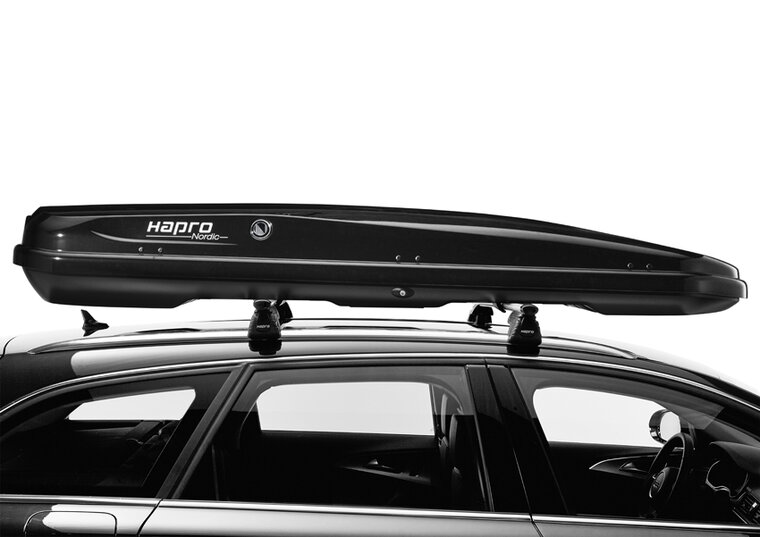 Hapro Nordic 10.8 Brilliant Black dakkoffer op auto zijkant