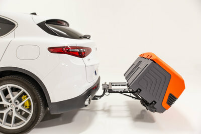 TowBox V3 | Trekhaakbagagebox | Urban Black - Orange achterop auto 