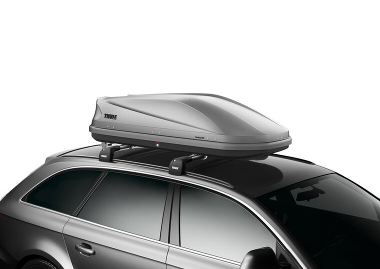 Thule Touring M 200 Titan Aeroskin op auto