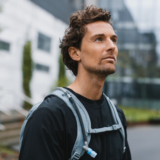 autovoordeelwinkel-Thule-AllTrail-10-liter-Pond-Grey-3205077-sfeer