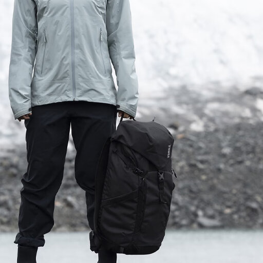 autovoordeelwinkel-Thule-AllTrail-25-liter-Faded-Khaki-3205090-sfeer