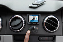 Parrot MKi9200 Bluetooth Carkit op dashboard