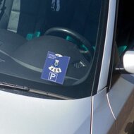 Carpoint met zuignap op autoruit