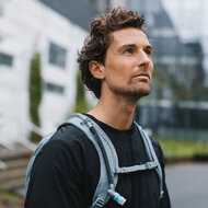 autovoordeelwinkel-Thule-AllTrail-10-liter-Pond-Grey-3205077-sfeer