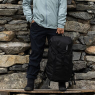 autovoordeelwinkel-Thule-AllTrail-25-liter-Black-3205088-sfeer